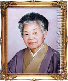 油彩で製作した母親の肖像画（洋服から着物に変更して製作）